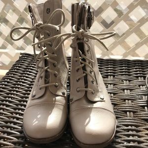 Ivory/beige ankle boots by Guess